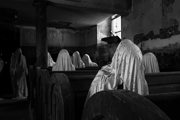 Les statues de fantômes dans l'église de Saint-Georges (République tchèque) de JAKUBA HADRAVY