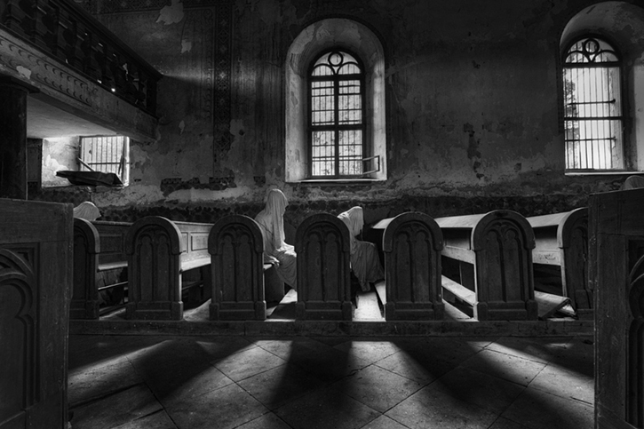 Les statues de fantômes dans l'église de Saint-Georges (République tchèque) de JAKUBA HADRAVY