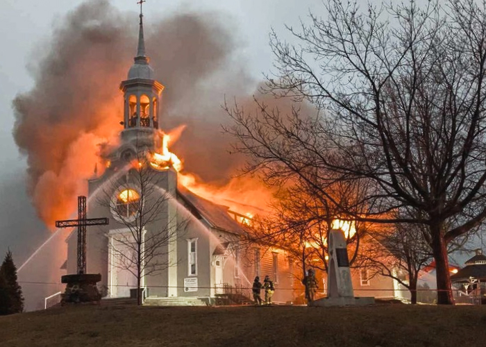 Le feu détruit l’église de Saint-Romain. PHOTO @LucBerthold